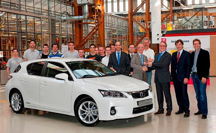 Lexus CT 200h je 50. vozem, který společnost Toyota Motor Europe věnovala mladým servisním technikům