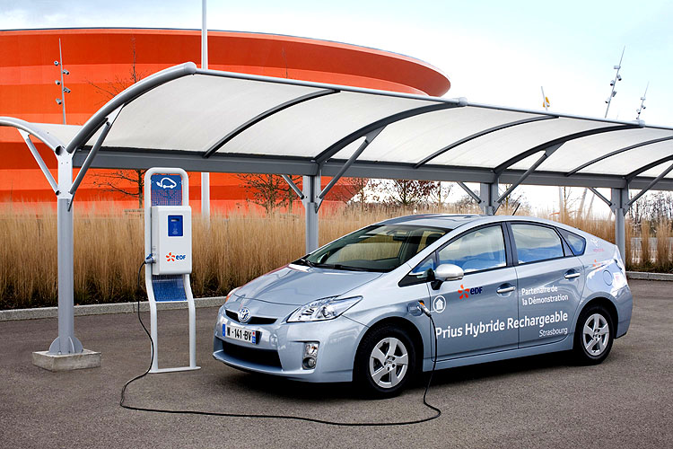 První výročí od spuštění pilotního projektu provozu hybridních vozů Toyota s technologií Plug-in ve Štrasburku