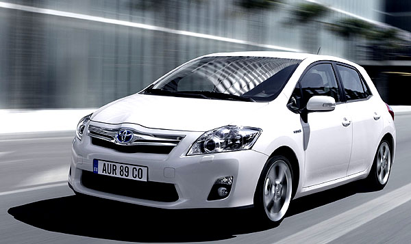 Toyota slaví spuštění výroby prvního plně hybridního vozu v Evropě