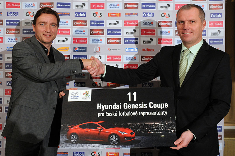 11 vozů Hyundai Genesis Coupe míří k fanouškům i fotbalistům