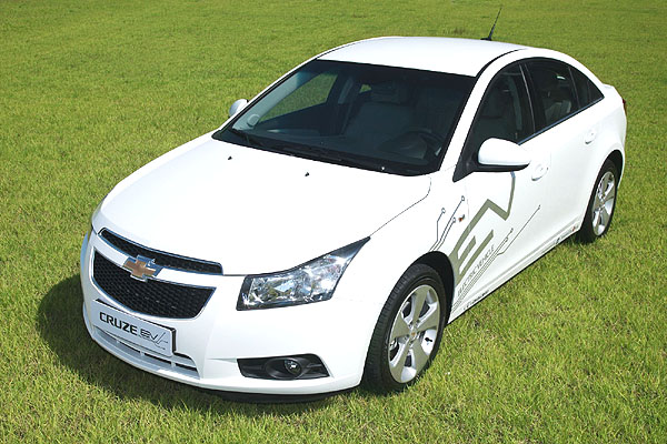 GM pokračuje ve vývoji elektrických vozů demo flotilou elektrických Chevroletů Cruze