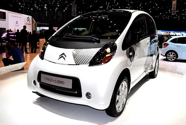 Salon C_42: vozy Citroën C-ZÉRO a Survolt vystavené na Champs Elysées