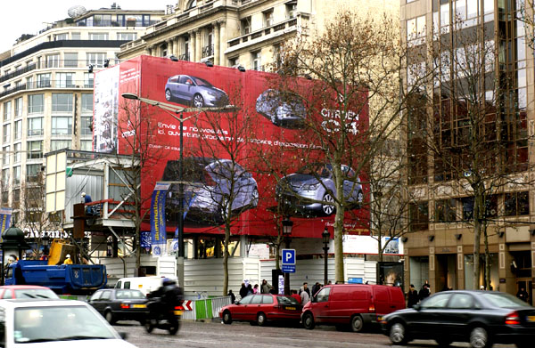 Pařížská třída Champs Élysées v barvách Citroënu
