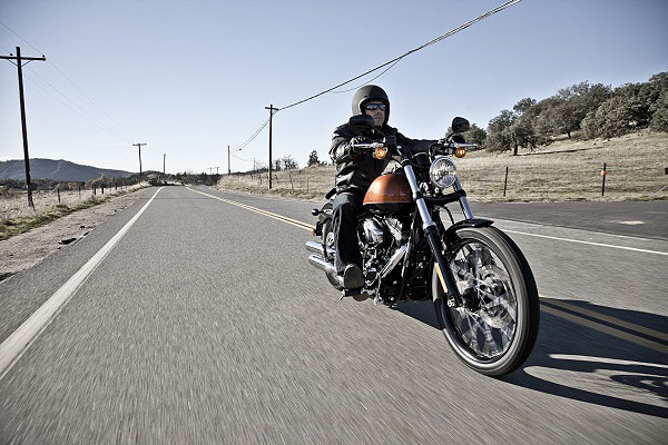 Harley-Davidson Blackline je zcela nový, do základu svlečený Softail Harley-Davidson Blackline je zcela nový, do základu svlečený Softail