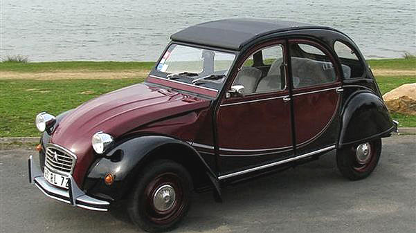 V úterý byl zahájen 18. světový sraz vozů Citroen 2CV (Kachen) na hipodromu v Mostě