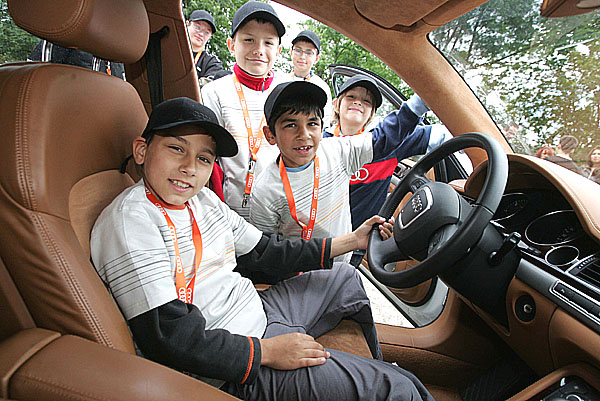 Ve festivalových limuzínách Audi se jako první svezly děti z dětských domovů