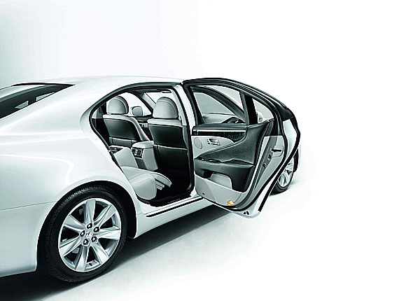 Luxusní značka Lexus uvádí modernizované hybridní sedany LS 600h a GS 450h.