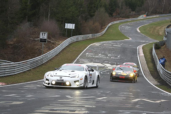 Lexus LFA úspěšně v cíli prvního letošního závodu na okruhu Nürburgring