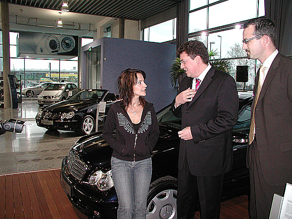 Lucie Bílá převzala včera 18. listopadu 2004 v autosalonu Mercedes-Benz v Praze na Chodově svůj další vůz Třídy C.