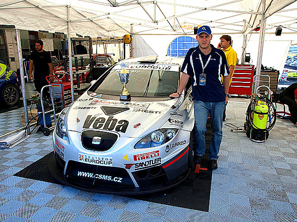 V SEAT Leon Eurocup 2008 Matějovský se SEAT Leonem na stupních vítězů