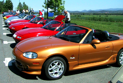 38 roadsterů Mazda X 5 na srazu „Krkonoše Tour 2002“.