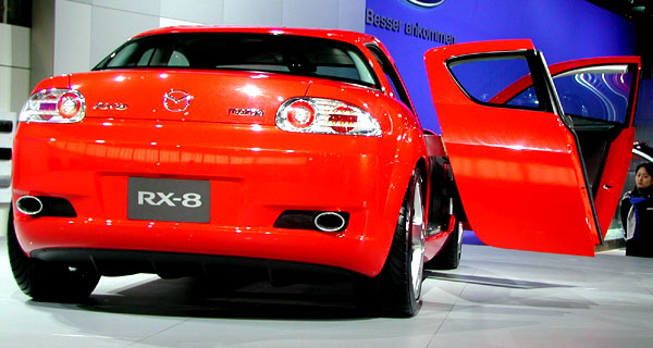 Mazda RX-8 a Mazda MPV byly včera představeny v americké premieře na autosalonu v Detroitu (7. - 21. 1. 2002)