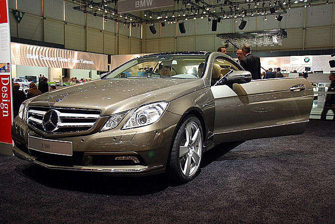 Na autosalonu v Ženevě prezentuje Mercedes-Benz kupé nové třídy E