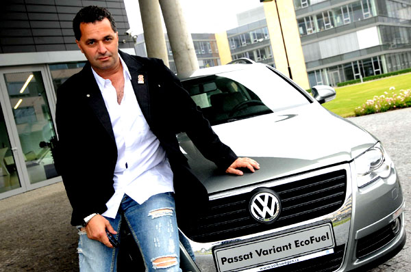 Martin Dejdar testuje s VW Passatem TSI EcoFuel plnicí stanice CNG