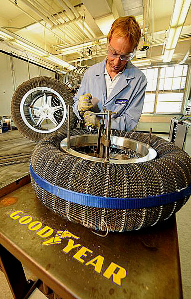 Goodyear a NASA vyvinuli „pružinovou pneumatiku“ pro použití na Měsíci