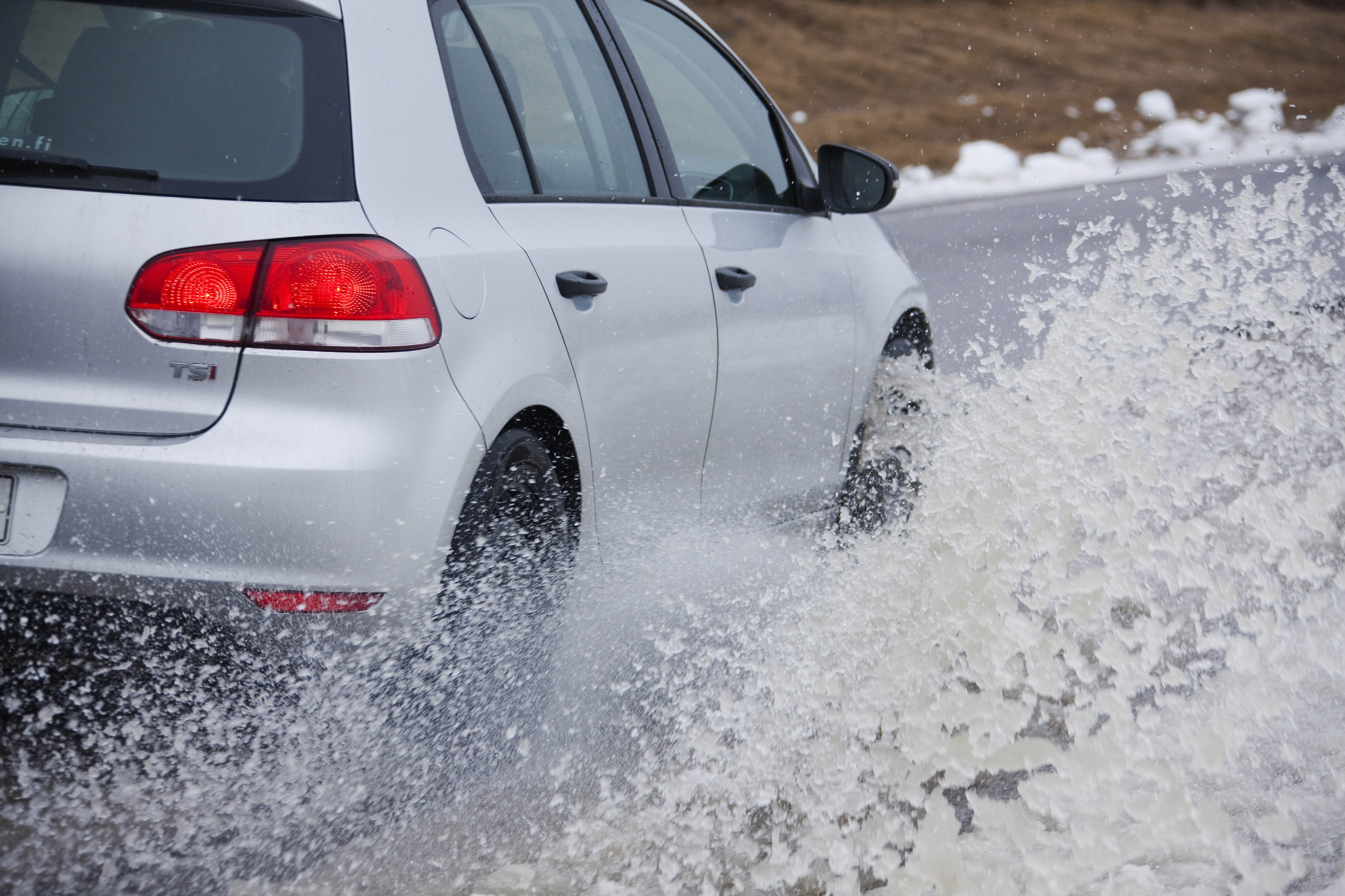 Nebezpečný aquaplaning na rozbředlém sněhu