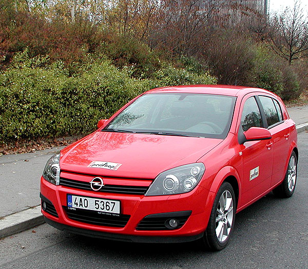 Opel Astra s výkonným benzinovým motorem 2,0 Turbo v testu redakce
