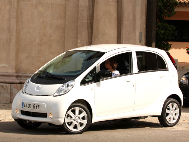 Španělská královna Sofie je první uživatelkou nového modelu Peugeot iOn, 100 % elektrického městského vozu