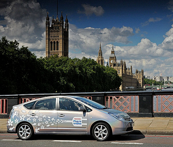 EDF Energy a Toyota se spojily k silničním testům prvního hybridního automobilu napájeného ze sítě (PHV) ve Velké Británii.