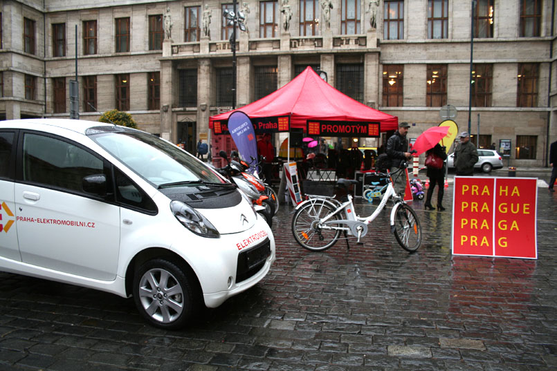 Magistrát hl. m. Prahy převzal včera první dodávku elektromobilů vybraných na základě veřejné soutěže, kterou vyhrála firma EVC Group
