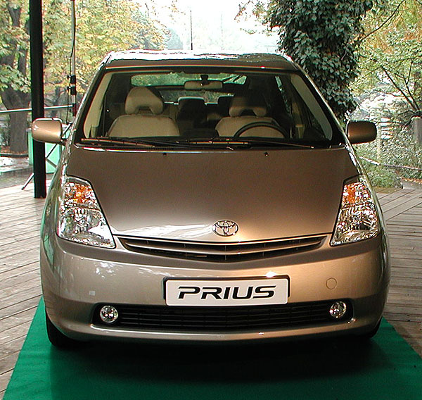 Nová Toyota Prius poháněná spalovacím motorem a elektromotorem v prodeji na našem trhu