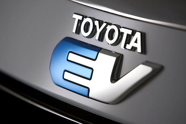 Vývojová studie RAV4 EV automobilových značek Tesla a Toyota ve společné premiéře na autosalonu v Los Angeles