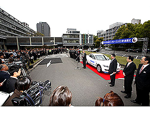 Mazda předala v Hirošimě dva vozy RX-8 Hydrogen RE
