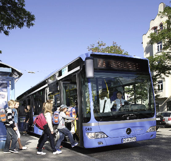 Daimler Buses podporuje bezpečnost při provozu školních autobusů