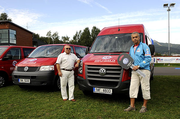 Lyžaře reprezentanty vozí automobily Volkswagen