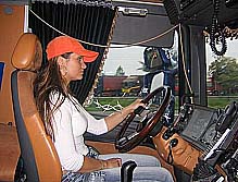V sukních za volantem tahače Scania